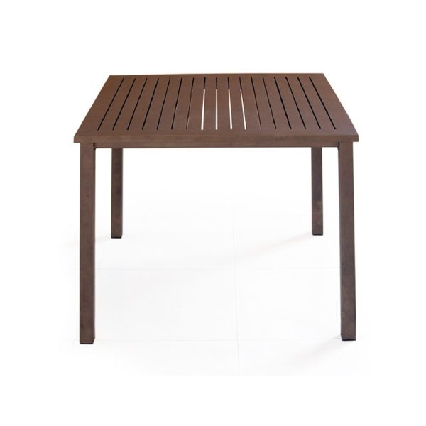 Mesa de aluminio para jardín en color café, con superficie ranurada y estructura resistente ideal para exteriores.