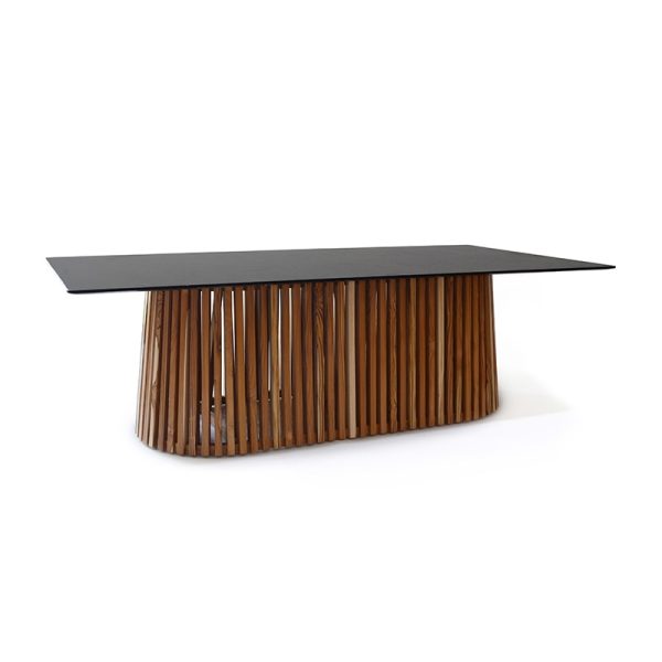 Mesa moderna con base de madera tipo listones y cubierta rectangular de granito negro.