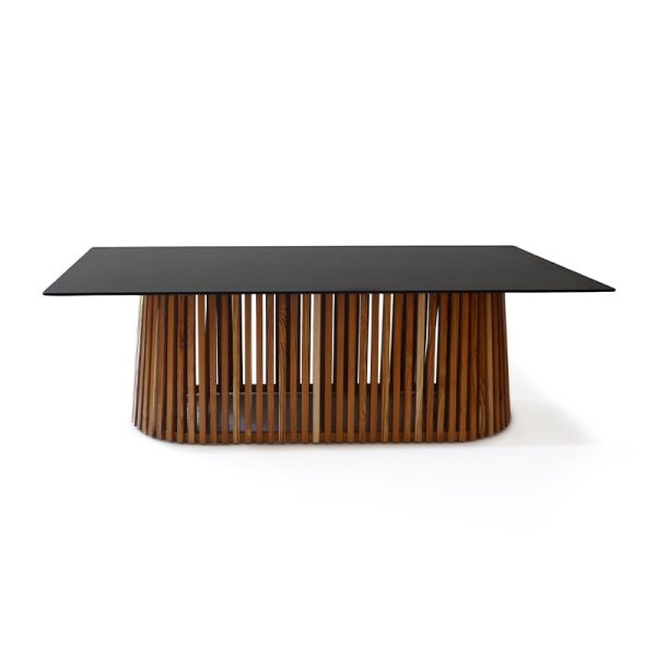Mesa Bali rectangular con cubierta de granito negro y base tejida de listones de madera, diseño moderno para comedor.