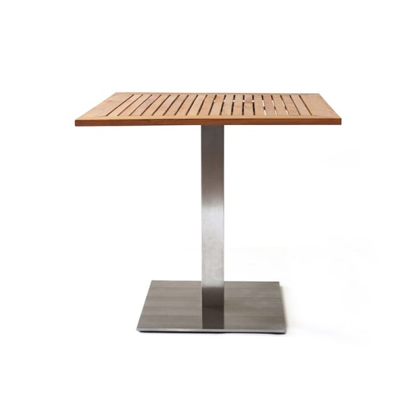 Mesa tipo bistró con cubierta de teca en diseño ranurado y base de acero inoxidable, ideal para terrazas, cafeterías y espacios modernos.