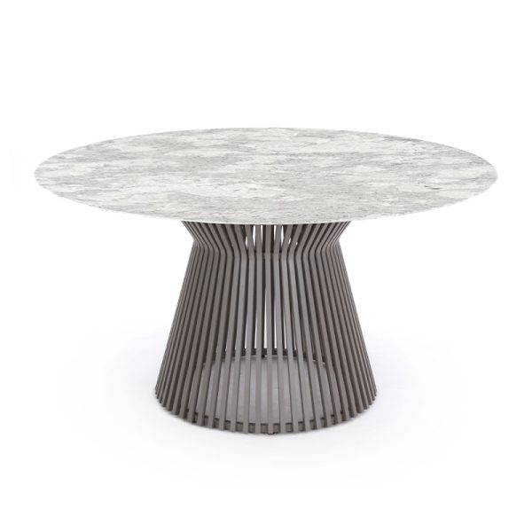 Mesa blanca redonda de granito con superficie clara y base de varillas metálicas en tono gris, diseño moderno y elegante.