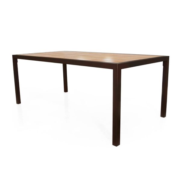 Mesa exterior de madera con tablero de listones y estructura metálica en tono café oscuro, diseño resistente y moderno para exteriores.
