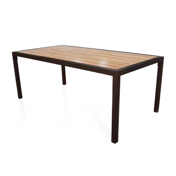 Mesa exterior de madera con superficie de listones y estructura metálica oscura, ideal para terrazas y jardines.