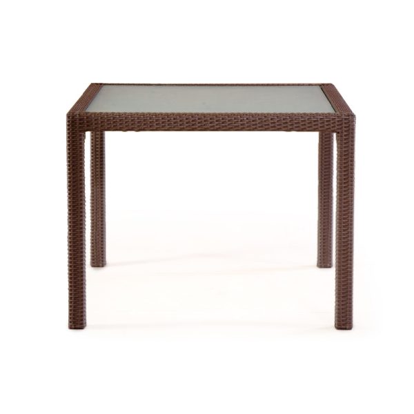 Mesa Indonesia cuadrada con estructura tejida de ratán sintético en color café y cubierta superior de cristal esmerilado, ideal para exteriores.