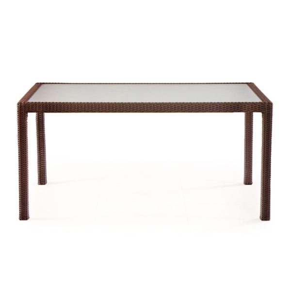 Mesa Indonesia rectangular con estructura de ratán sintético en color café y cubierta de cristal esmerilado, ideal para terrazas y jardines.