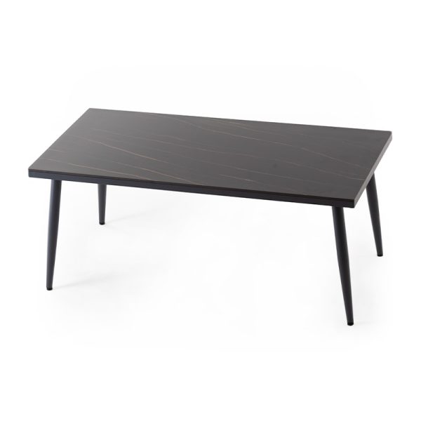 Mesa minimalista para comedor en color negro con superficie marmoleada sutil y patas delgadas que refuerzan su estilo moderno.
