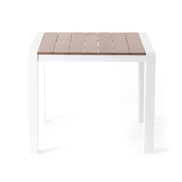 Vista frontal de una mesa polywood blanca con estructura blanca y superficie de tablones en tono madera, estilo moderno y minimalista para exterior.
