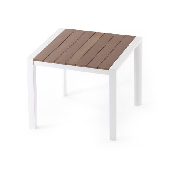 Mesa polywood blanca de exterior con estructura blanca y cubierta de tablones en tono madera, diseño cuadrado y estilo minimalista.