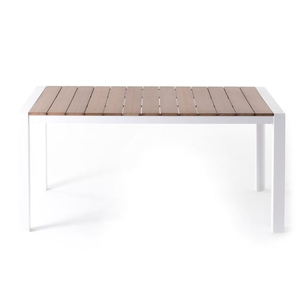 Vista frontal de una mesa polywood blanca rectangular con estructura blanca y superficie de tablones en tono madera, diseñada para uso exterior.