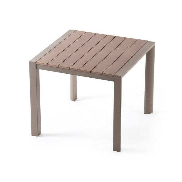 Mesa cuadrada de polywood con superficie sintética en tono champagne y estructura de aluminio, ideal para uso exterior por su resistencia y estabilidad.