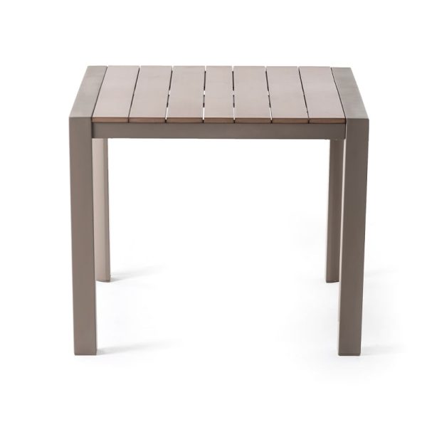 Mesa cuadrada de polywood en tono champagne con superficie de tablas sintéticas y estructura resistente, ideal para exteriores.