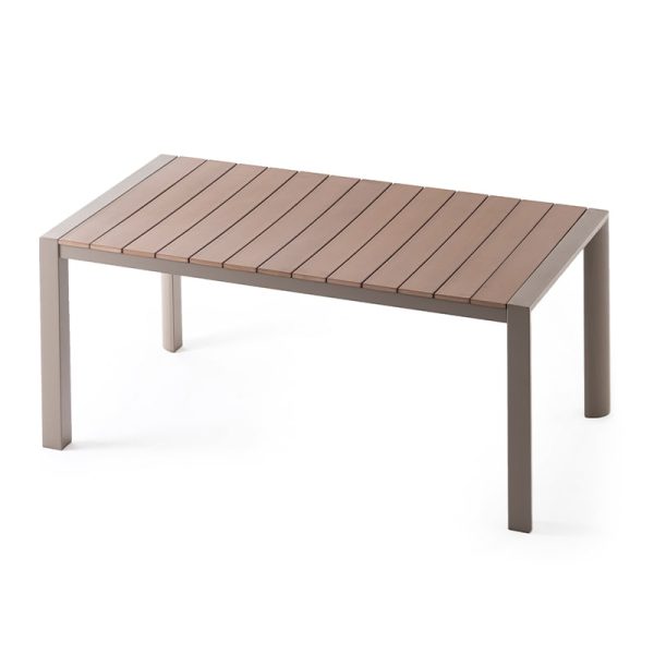 Mesa rectangular de polywood con estructura de aluminio color champagne y superficie de listones sintéticos.