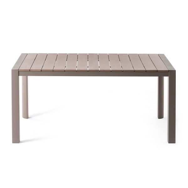 Mesa rectangular de polywood con estructura de aluminio color champagne vista de frente, con superficie de listones sintéticos uniformes.