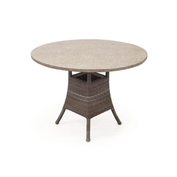 Mesa redonda con base tejida de fibra sintética y cubierta redonda en tono beige para exteriores.