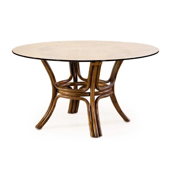 Mesa redonda estilo ratán con base tejida en tono nogal y cubierta superior lisa, diseño artesanal