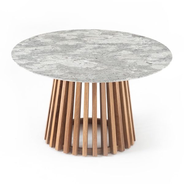 Mesa redonda de granito Bali con superficie clara y base de madera en diseño circular formado por piezas verticales, estilo natural y contemporáneo.