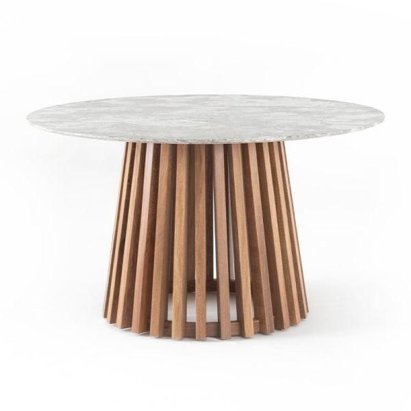 Mesa redonda de granito Bali con cubierta en tono claro y base de madera formada por listones verticales, diseño elegante y natural.