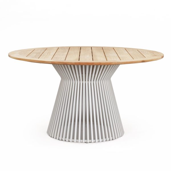 Mesa redonda de madera en tono teca con base metálica blanca compuesta por varillas verticales, diseño moderno y elegante para interiores o exteriores.
