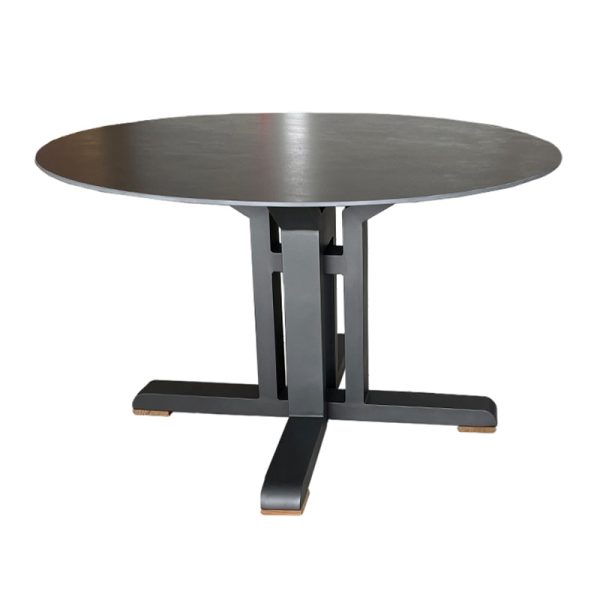 Mesa redonda de vidrio templado con base metálica modular en forma de cruz, diseño resistente y moderno para uso interior o exterior.